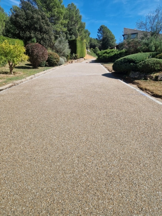 Exterior paving of a farmhouse in Saus